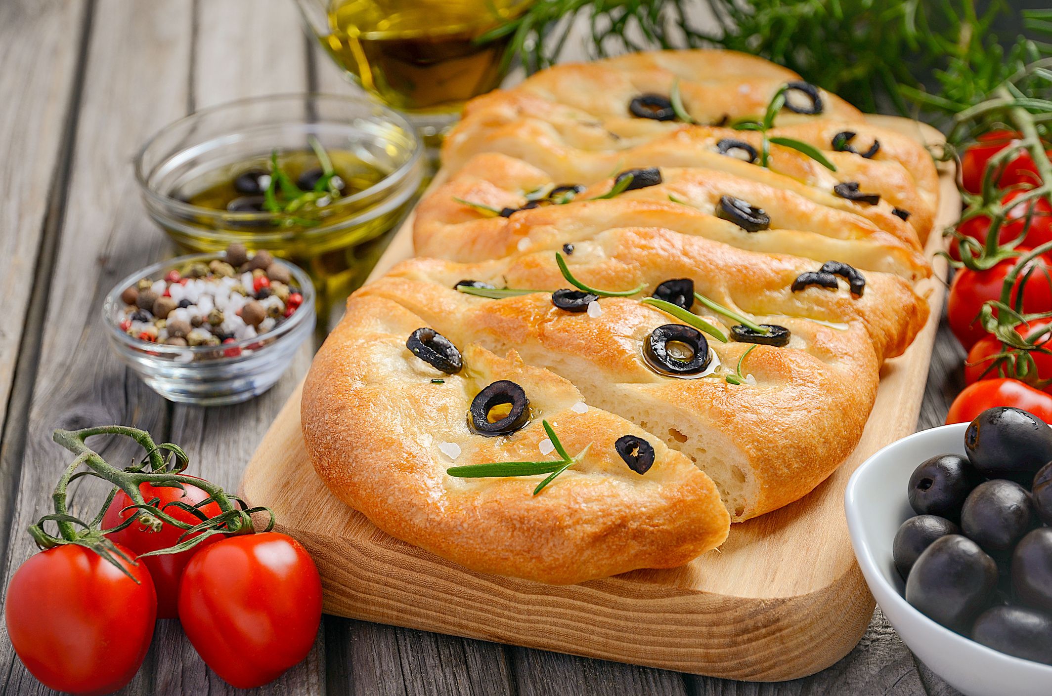 Еще один популярный и известный рецепт с оливками - домашняя Фокачча