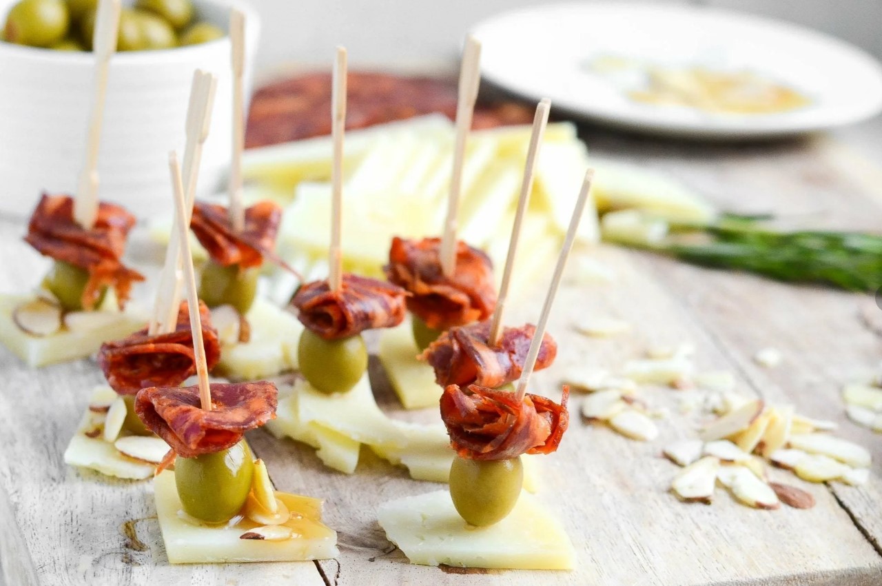 Рецепты с оливками могут быть сложными, но нет ничего проще и вкуснее обычных канапе